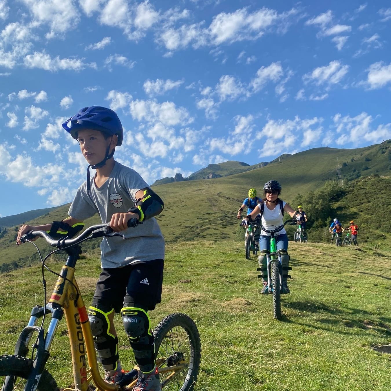 Sortie trottinette en famille à Saint Lary